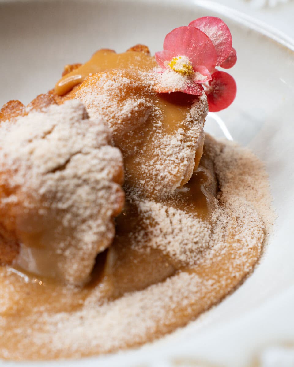 Dessert mit essbarer Blüte