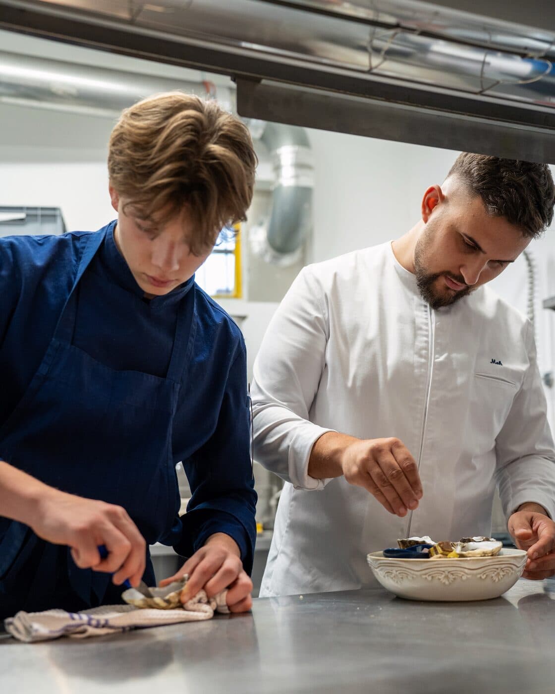 Das Team beim Anrichten in der Küche