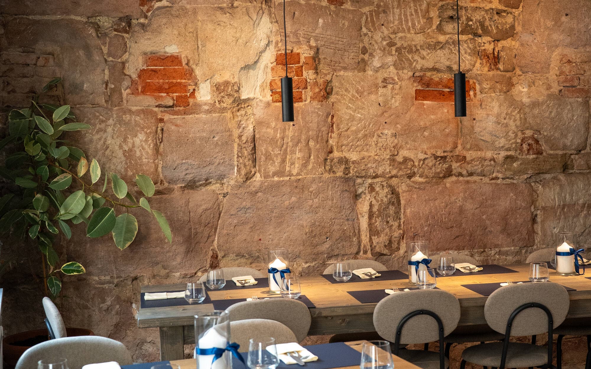 Gedeckte Tafel vor der historischen Sandsteinwand