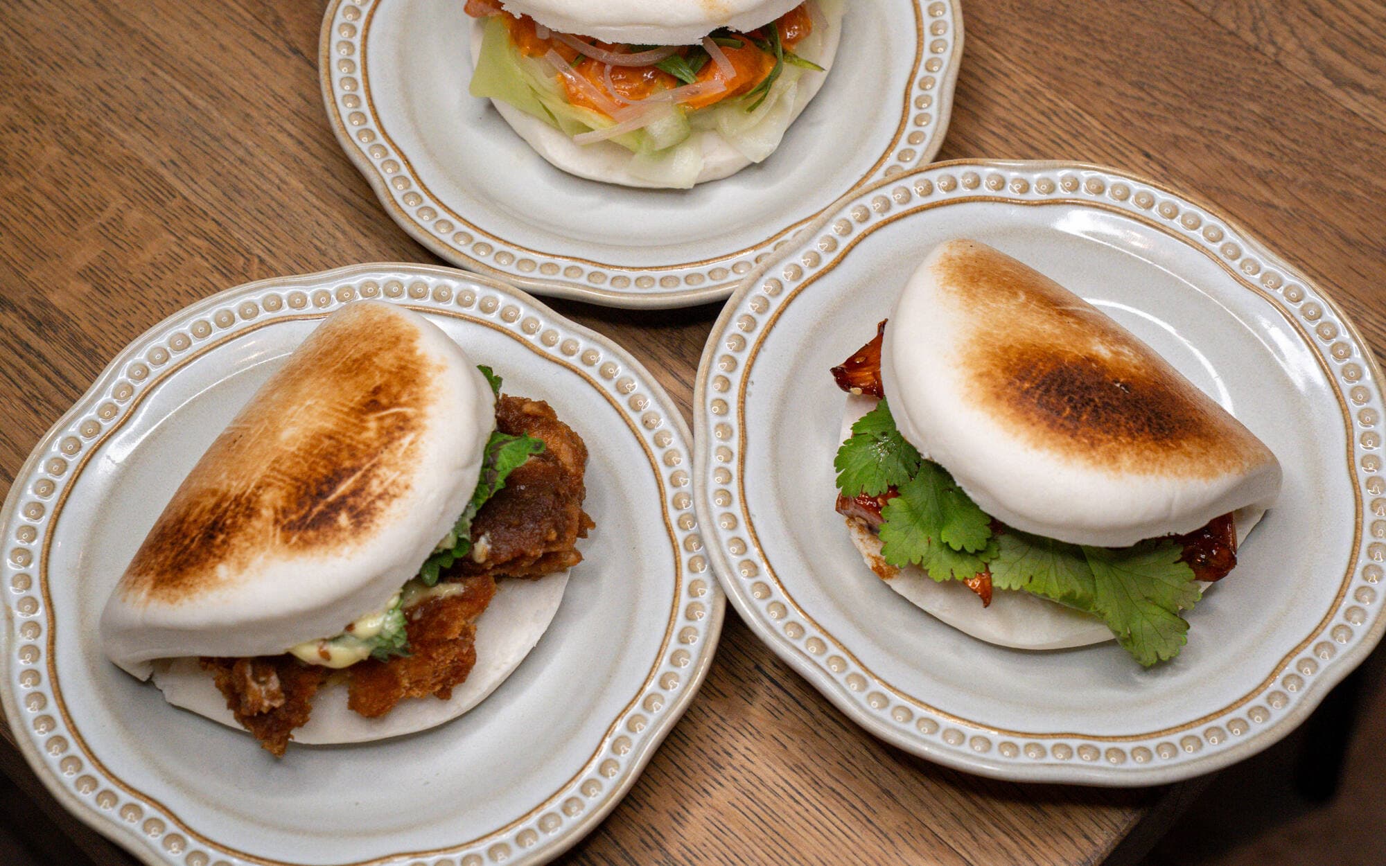 Bao Buns auf Vintage-Tellern